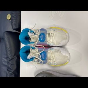 “Graffiti” Kyrie 6 size 9